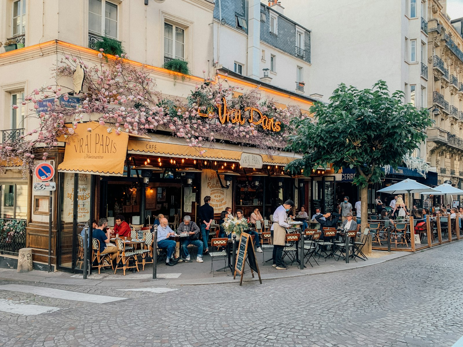 Ambiance de la brasserie en terrasse