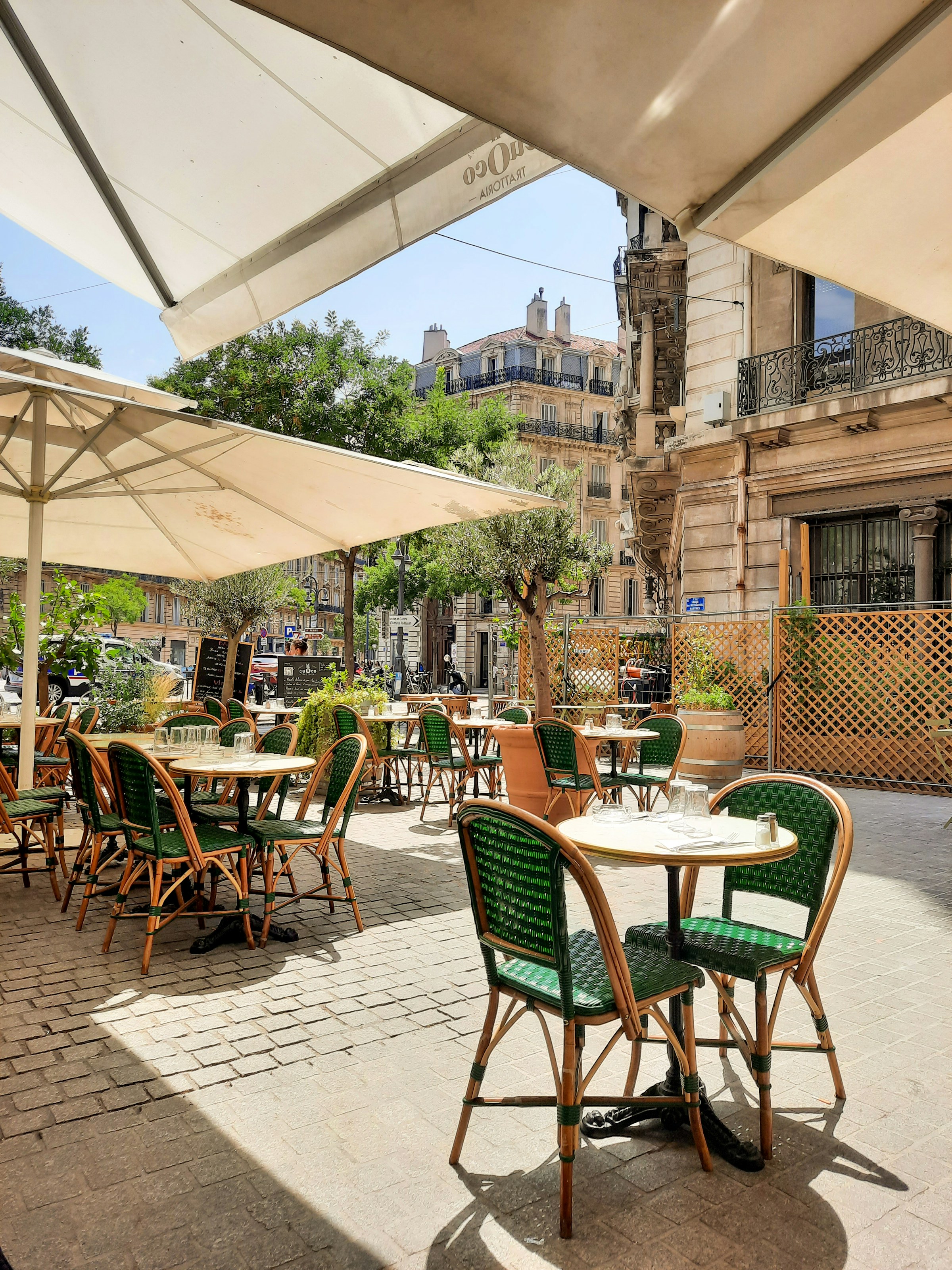 Terrasse ensoleillée de la Brasserie du Soleil à Pézenas