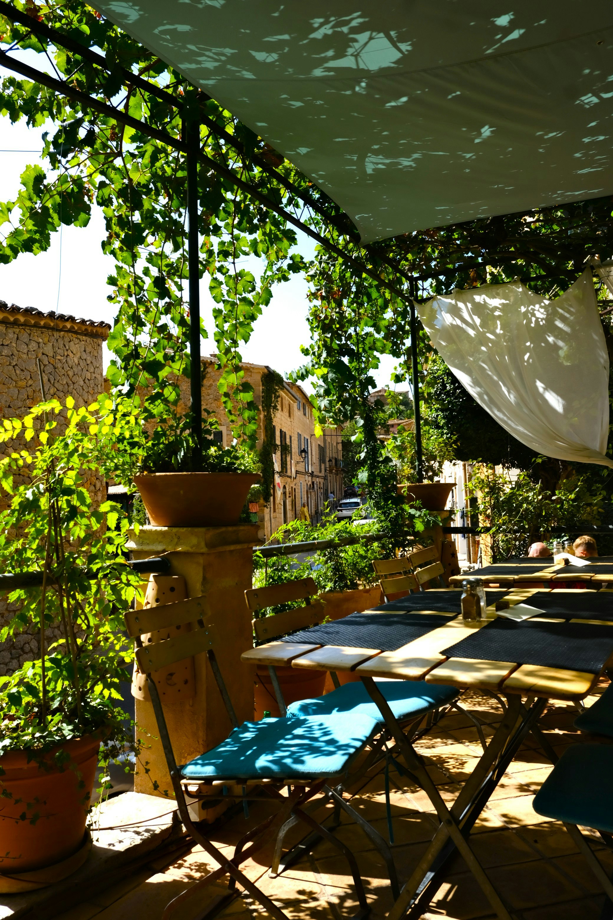 La terrasse de la brasserie au soleil